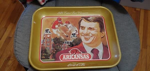 Coca-Cola Arkansas Razorbacks 1976 Baumwollschüssel Gedenkmetalltablett NCAA - Bild 1 von 3