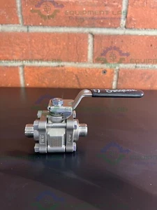 Válvula de bola de acero inoxidable Swagelok SS-63TS8 con accesorio roscado de 3/4 - Imagen 1 de 9