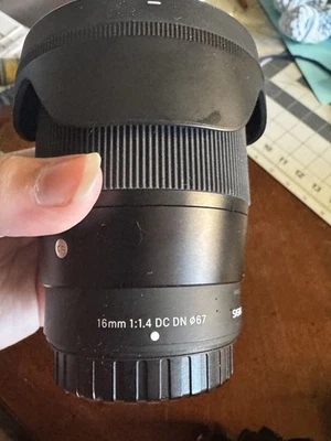 Sigma 16mm f/1.4 DC DN Contemporánea Fujifilm X RAYADA PERO FUNCIONANDO PROBADA Foto 1 de 4