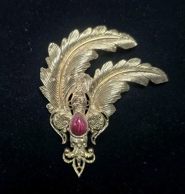 Vtg 1928 Fleur De Lis Feathers Cabochon Gold Tone Brooch Pin Victorian Style 3" - Image 1 of 4