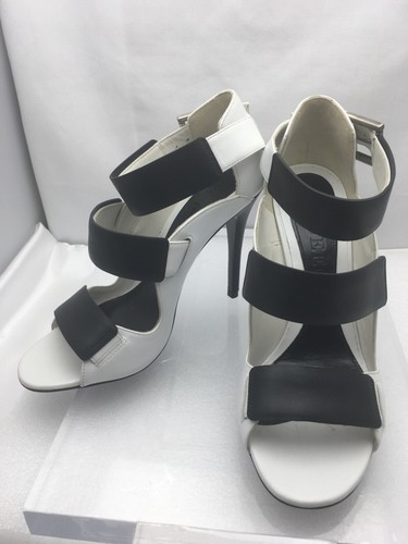 Sandali con tacco Alexander McQueen bianchi neri in pelle nuovi $450 scarpe décolleté 8