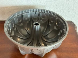 New-Unused Bundt Cake Gray Metal Mold - Dia 9.25" - Picture 1 of 15