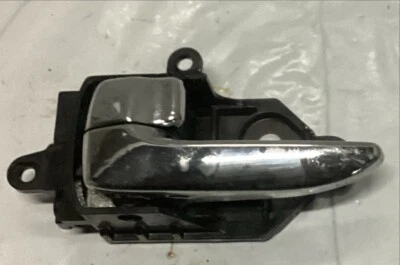 02-05 INFINITI Q45 DRIVER TRASEIRO ESQUERDO INTERNO MAÇANETA DA PORTA CROMADA FABRICANTE DE EQUIPAMENTO ORIGINAL - Imagem 1 de 2