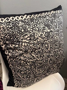 MARIMEKKO "Kulkunen"/Falsa de almohada con relleno. Negro, beige, color 980. 70x70 cm - Imagen 1 de 5