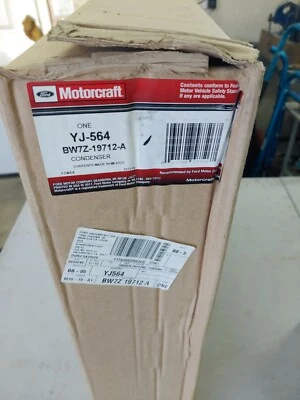 Condensador de aire acondicionado YJ564 Motorcraft nuevo para Lincoln Town Car Mercury Grand Marquis Foto 1 de 2