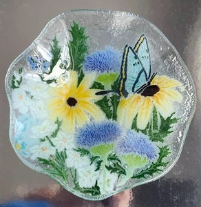 PEGGY KARR FUSED GLASS RUFFLED 8" BOWL SPRING FLOWERS & BUTTERFLIES, SIGNED 2001 - Picture 1 of 3