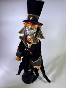 MUÑECA ESQUELETO MASCULINA COLECCIÓN KATHERINE HALLOWEEN 35"" SOMBRERO DE COPA Y COLA - Imagen 1 de 12
