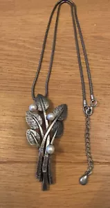 Vintage riesiger Anhänger & Kette geätzte Blätter & Kunstperlen Zinn/silberfarben - Bild 1 von 6