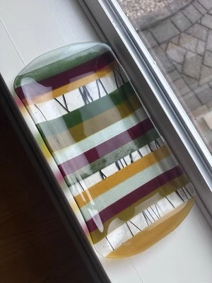 Plato de baratija de vidrio fundido prensado a rayas multicolor 12”x6” firmado por artista - Nehorn Foto 1 de 4