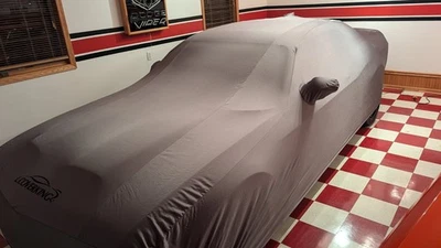 Cubierta de coche Dodge Challenger Coverking satinado elástico Foto 1 de 2