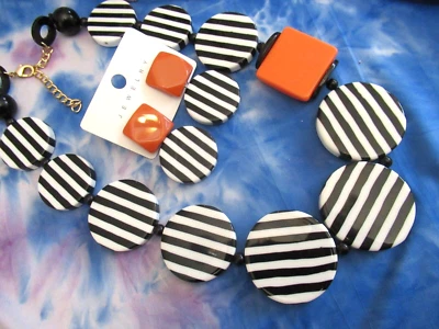 Collar Acrílico Lucite Rayas Negro Blanco Naranja Grueso Declaración y Pendientes Foto 1 de 4