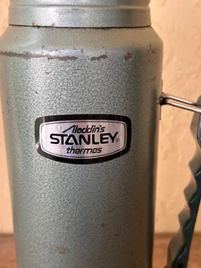 Termo verde vintage Stanley Aladdin A-944C 1 cuarto hecho en EE. UU. aislado - Imagen 1 de 18