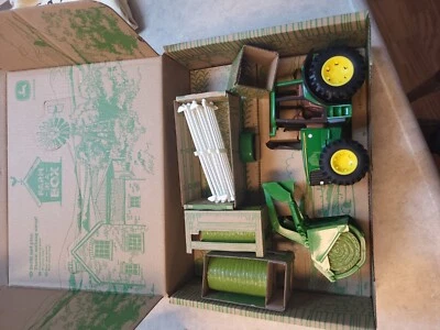 Tomy JOHN DEERE Farm IN A BOX PLAYSET Childrens Kids Farm Toy 3 yrs+ BN - Image 1 of 4