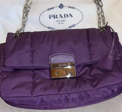 普拉达紫色尼龙轰炸机链条单肩包,钥匙和防尘袋,紫色普拉达包 — 第 1/4 张图片