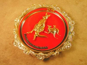 Vintage goldfarben roter Sockel AUSTRALIEN KÄNGURUS Wanddekor 10" Ladeschale IH - Bild 1 von 8