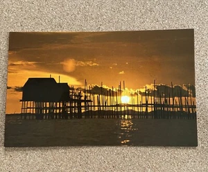 Postal de emisión de aerolínea vintage QANTAS Airlines Fly QANTAS Village Singapore - Imagen 1 de 2