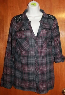 CAMISA CON BOTONES VANITY Mediana (manga enrollable; cuadros granate/gris con encaje) Usada en Excelente Condición Foto 1 de 2