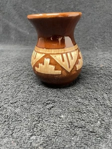 AMERICAN INDIAN SIOUX MARIE BLACK TAIL DEER POTTERY VASE 3.5 Inches. - Picture 1 of 3