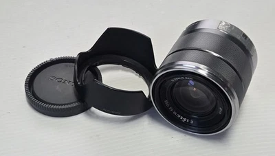 Sony SEL1855 Camera Lens 18-55mm f3.5-5.6 Silver w/Hood - Image 1 of 4