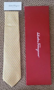 AUTHENTISCHE SALVATORE FERRAGAMO 100 % SEIDE BEDRUCKTE KRAWATTENBOX NEU MIT ETIKETT - Bild 1 von 7