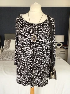 Black & White Tunic Size 18/20 with Feature Back - Picture 1 of 3