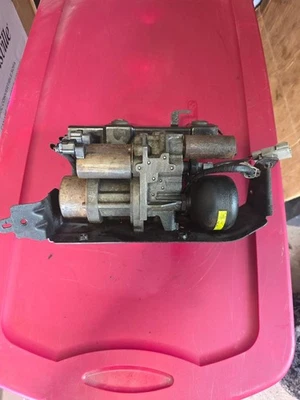 08-15 Mitsubishi Lancer Evolution X ACD / AYC Pump W/ Mount Bracket - Image 1 of 4