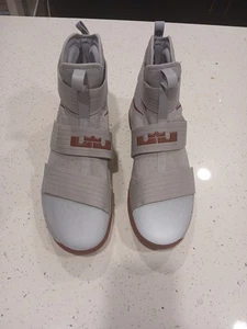 Nike LeBron Soldier 10 gris lobo/equipo rojo genial talla 15 de EE. UU. - Imagen 1 de 12