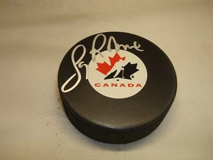 Disco de hockey Larry Robinson firmado por el equipo canadiense autografiado 1A - Imagen 1 de 2