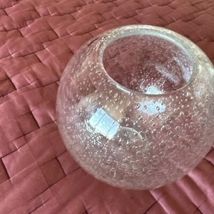 Eine große Glasvase mit Blasenmuster - Bild 1 von 6