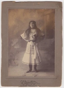 ALLURING YOUNG WOMAN LETS HER HAIR DOWN IN NEW YORK CITY : VINTAGE PHOTO - Picture 1 of 3