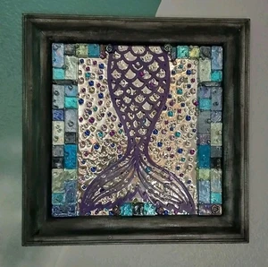 Espejo/decoración de pared tono joya sirena - arte en vidrio de resina hecho a mano enmarcado 14"x14" - Imagen 1 de 5