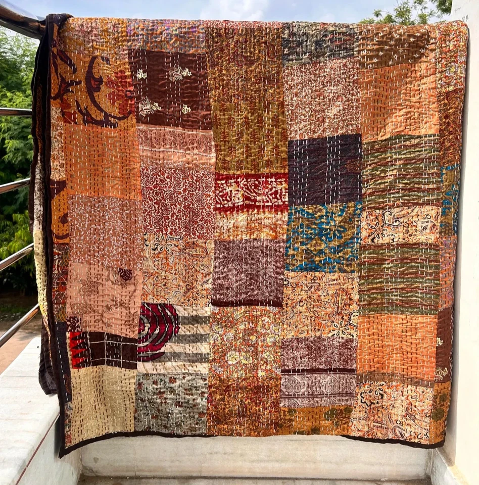Edredón Kantha marrón indio - Manta de seda con retazos hecha a mano tamaño king Foto 1 de 4
