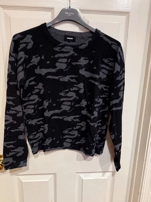 Monrow 女式迷彩印花圆领套衫毛衣上衣灰色/黑色 M 码 — 第 1/3 张图片