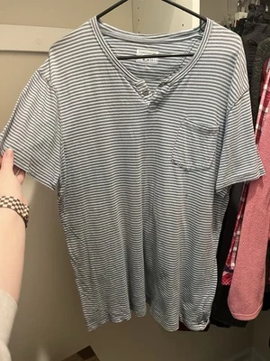 Converse One Star - Camisa Hombre Mediana Azul y Blanco Rayas Cuello en V con Bolsillo Foto 1 de 2