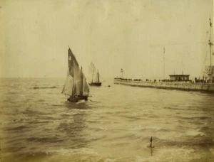 Frankreich Le Havre Ausfahrt der Boote Segelboote Le Phare altes Foto 1890 - Bild 1 von 3