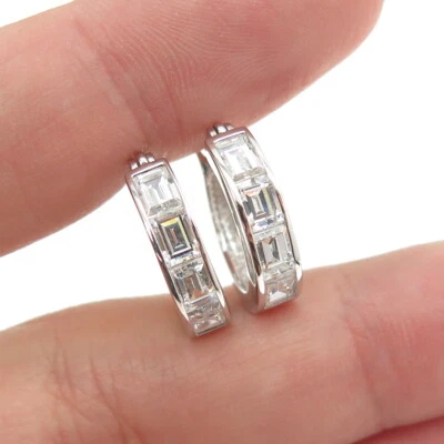 Pendientes de aro de plata de ley 925 con corte esmeralda C Z Foto 1 de 4