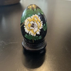 Piccolo uovo smaltato cloisonne con supporto in legno, alto 3”, motivo farfalla e fiori - Foto 1 di 9