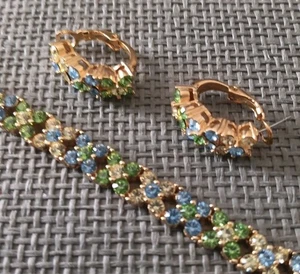 JOAN RIVERS GOLDTONE CRYSTAL FLOWER FLORAL LINK BRACELET EARRINGS GREEN BLUE - Picture 1 of 2