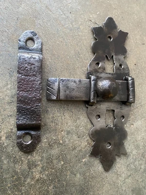 Ancien verrou en fer forgé, targette loquet ferrure penture serrure - Photo 1/4
