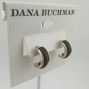 NUEVO CON ETIQUETAS Pendientes Dana Buchman Tono Dorado Medio Aro con Acento de Textura de Cuerda de Metal Púrpura - Imagen 1 de 3