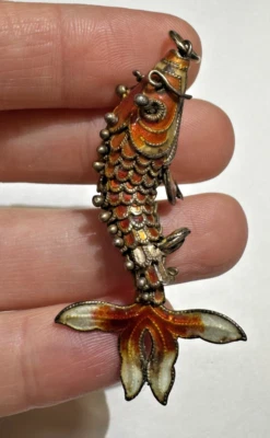 A Scaglie Bianco Arancione Cloisonne Guilloche Smalto Pesce Koi Ciondolo Vintage - Immagine 1 di 4