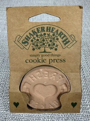 NUEVO Shaker Hearth "Corazón - Fresco Horneado" Wilton Terracota Prensa de Galletas Vintage Foto 1 de 4