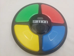 Simon Says Gioco Elettronico Hasbro 2013 Giocattolo Classico TESTATO Funzionante - Foto 1 di 4