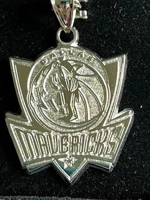Arte con logotipo colgante de plata esterlina de los Dallas Mavericks Foto 1 de 2