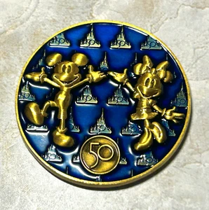 Authentische Disney Mickey & Minnie FAB 50. Jahrestag Magic Kingdom Münze - Bild 1 von 7