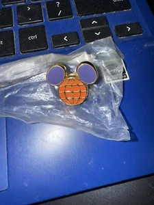 PIN CABEZA MICKEY MORADO Y NARANJA GUEST MEMBER DISNEY ELENCO RELACIONES INVITADOS - Imagen 1 de 2