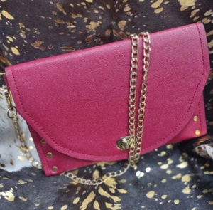 Rote Clutch Handtasche über der Brust/Handgelenk tragen - Bild 1 von 4