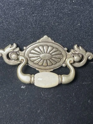 "Manija tiradora de cajón de fianzas de latón vintage con centro de porcelana de avena 3"" CC" Foto 1 de 4