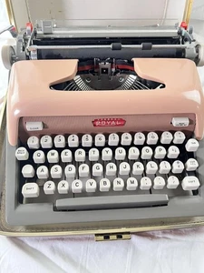 Macchina da scrivere portatile manuale vintage Royal Futura 800 rosa grigio con custodia USA - Foto 1 di 24