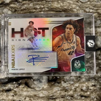Camiseta deportiva Robin Lopez 2021-22 NBA Hoops Hot Signatures automática “Cream City” Bucks Foto 1 de 2